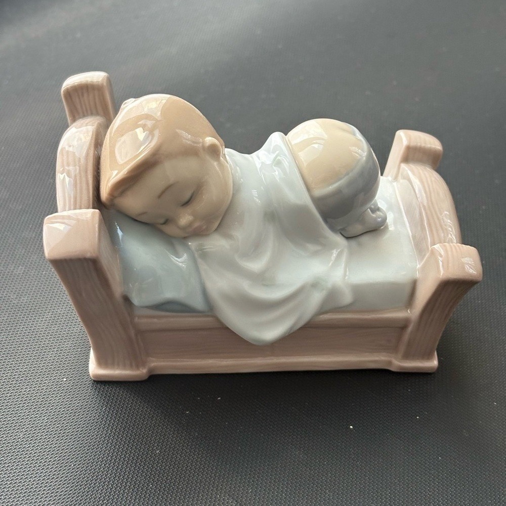 Lladró Sleeping Baby Figurine Porcelain Nursery Decor Spain